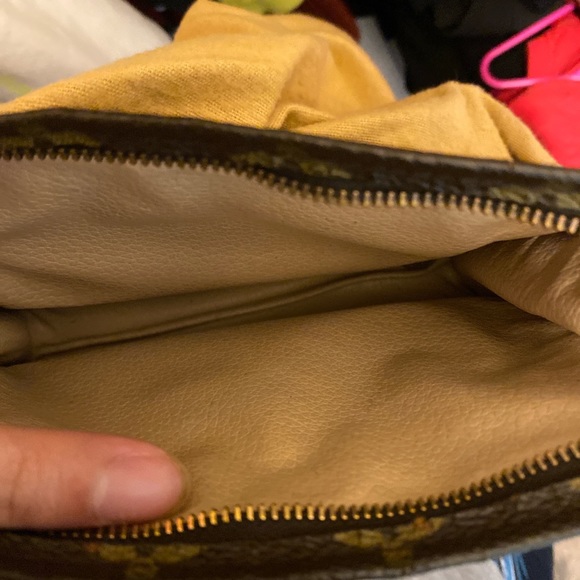 Womens LV hand purse - Picture 3 of 3